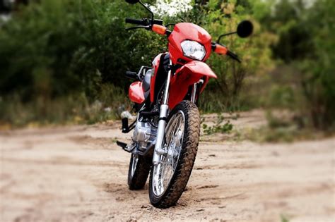 Motocicleta Cruzada En Pata De Cabra En Una Vista Frontal De La