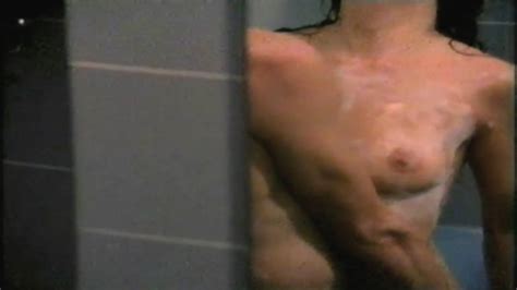 Naked Alena Penz in Unterm Röckchen stößt das Böckchen