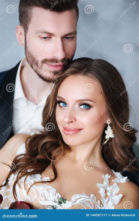 Retrato De Pares Bonitos Do Casamento Junto O Beijo Dos Noivos E Abra A