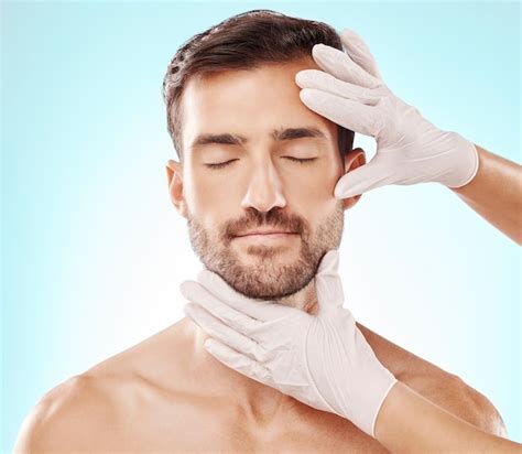 Manos de cuidado facial y facial del hombre y servicio cosmético con