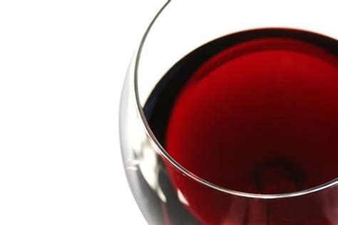 El consumo moderado del vino tinto gracias a sus polifenoles podría