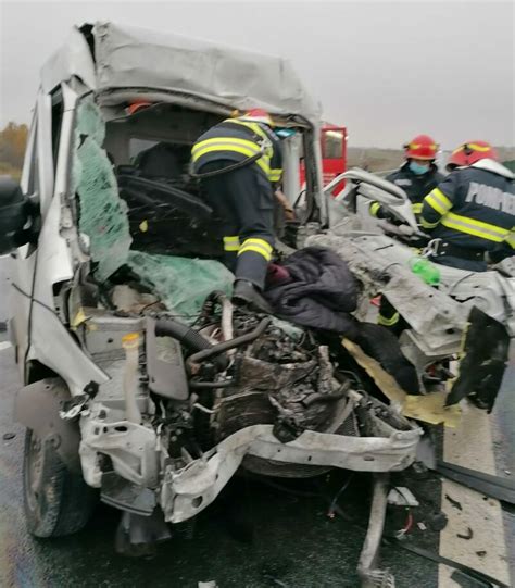 FOTO Impact puternic între o autoutilitară și un TIR pe Autostrada A1