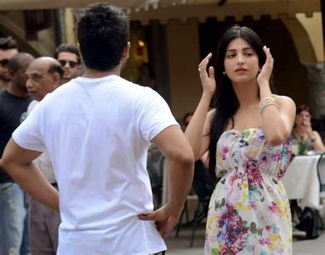 Shruti Hassan Latest Hot Cleavage And Milky White Leg Show Pics Salman Khan HD Wallpaper