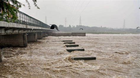 Delhi Rain दिल्ली में फिर खतरे के निशान के पार हुआ यमुना का पानी