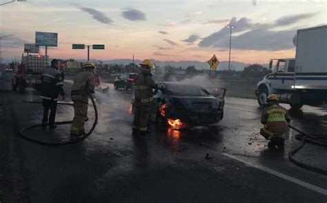 Auto Se Incendia En La Carretera A Laredo Tras Choque En Escobedo