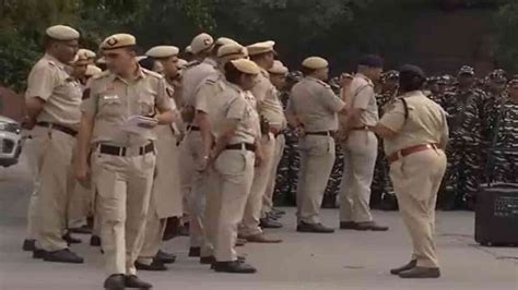 Security Beefed Up Outside Pm Modis Residence Amid Aaps Protest Call