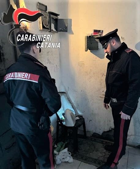 Pusher E Vedetta Arrestati Dai Carabinieri Mentre Spacciavano Nell