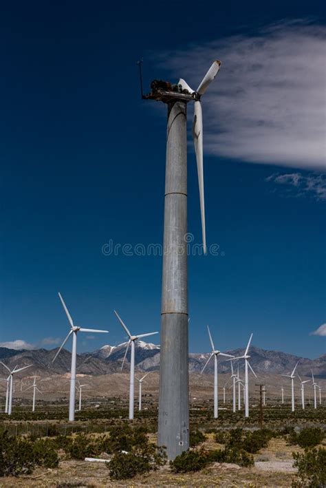 Turbina Eólica Rota En El Campo De Las Turbinas Eólicas Foto de archivo