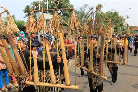 Cara Memainkan Angklung Disertai Jenis Dan Sejarahnya