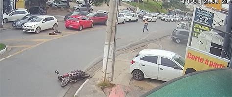 Vídeo mostra motociclista sendo arrastado em acidente na Miguel Sutil