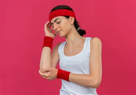 Mulher Jovem Fitness Em Roupas Esportivas Bandana Parecendo Doente