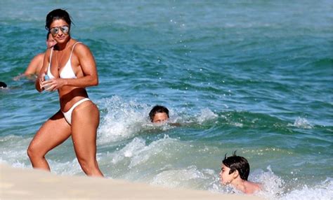 Sensualizando Juliana Paes Aproveita Praia Em Fam Lia E D Show De