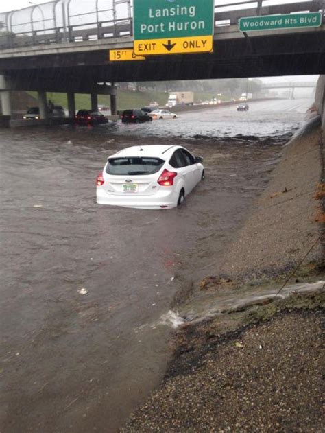 車主行駛中遭遇大雨襲擊，忍痛棄車後連忙打一個電話 每日頭條