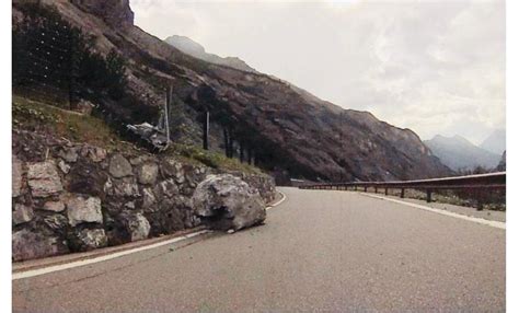 Chiusa la Statale dell Aprica Un masso è caduto sulla strada