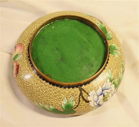 Старинная, китайская ваза на деревянной подставке