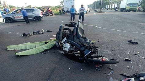 Kecelakaan Maut Satu Orang Tewas Sepeda Motor Tak Berbentuk Setelah