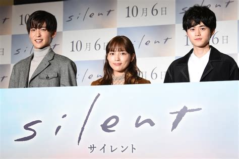 左から目黒蓮、川口春奈、鈴鹿央士。 「silent」川口春奈＆目黒蓮が制服に照れる、鈴鹿央士は「赤ちゃんの代役もいける」 画像ギャラリー