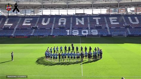 Levante faz minuto de silêncio em treino após incêndio em Valencia