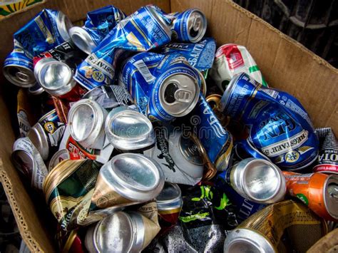 Latas De Bebida Vazias Para Reciclar Imagem De Stock Editorial Imagem