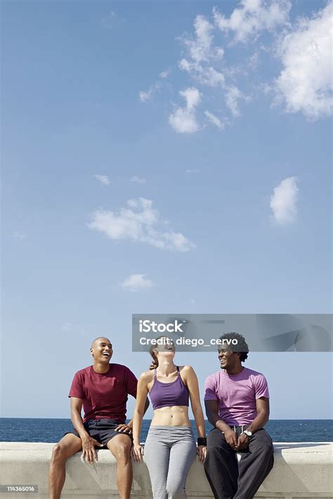 sekelompok  tertawa  bermain foto stok  gambar