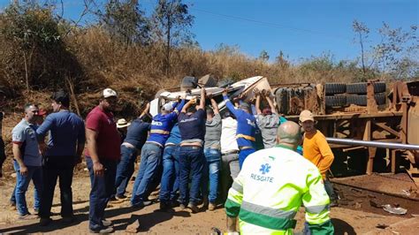 Br Motorista Morre Em Acidente Envolvendo Tr S Carretas Em