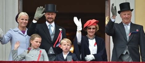 Los Reyes los Príncipes Haakon y Mette Marit y sus hijos Ingrid