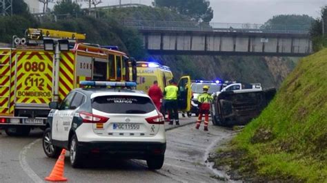 Heridas dos mujeres en Ourense tras salirse de la vía y volcar el coche