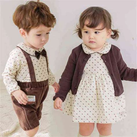 Twin Outfit Ideas for Picture-Perfect Family Photos