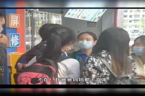 大妈捡到200元不肯归还，女孩哭泣下跪祈求，大妈：你叫它它答应吗？