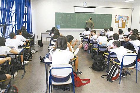 Sala De Aula Tradicional Na Era Digital Onde Os Celulares Costumam Ser