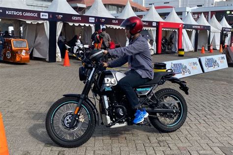 Foto Mencoba Motor Baru Royal Enfield Scram Di Iims