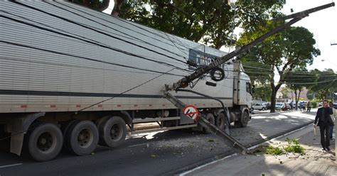 G1 Caminhão derruba postes e deixa trânsito lento em João Pessoa