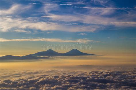 El Volar Sobre Las Nubes Y Las Montañas Foto de archivo Imagen de