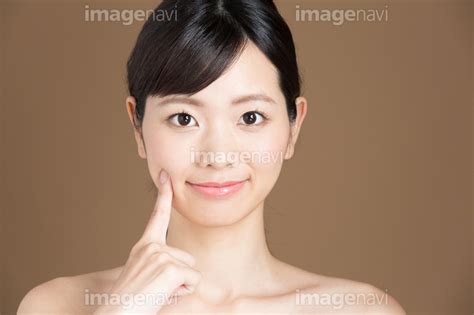 【頬に指を当てた若い女性】の画像素材 31200532 写真素材ならイメージナビ