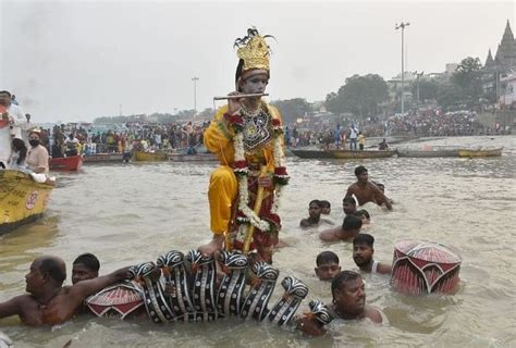 नागनथैया लीला गंगा की लहरों पर कालिया नाग के फन को नथकर कान्हा ने बजाई बंशी जयकारों से गूंज