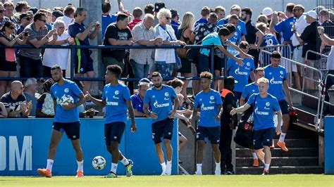 Rund 2000 Fans begrüßen Neuzugänge und Rest des Teams mit Applaus FC