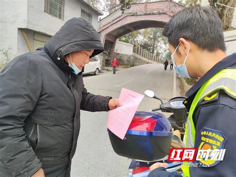 凤凰县新场镇：开展交通安全劝导 筑牢道路安全“屏障”凤凰要闻凤凰新闻网