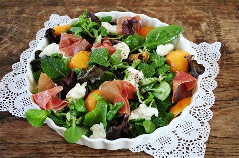 Salade Met Mozzarella Munt Perzik En Prosciutto Violet Kookt