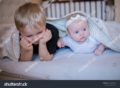 imágenes de Brother sister naked Imágenes fotos y vectores de stock Shutterstock