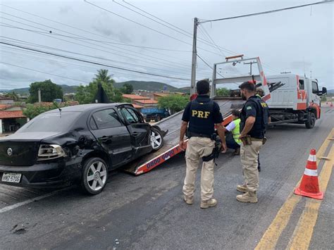 Trânsito Colisão frontal entre carro e carreta deixa casal ferido na