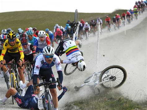 Video Impresionante La Ca Da De Julian Alaphilippe En La Strade Bianche