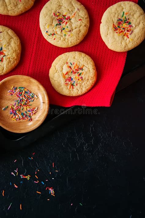 Cookies De Biscoito Amanteigado Confetes Em Um Guardanapo Vermelho