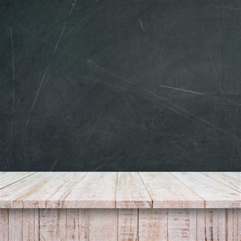 Estantes de madera superiores vacíos o tabla en fondo de la pared