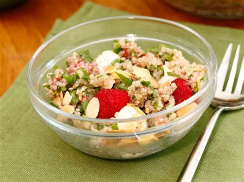 Quinoa Rucola Salat Mit Himbeeren Und Mozzarella Hier Leben