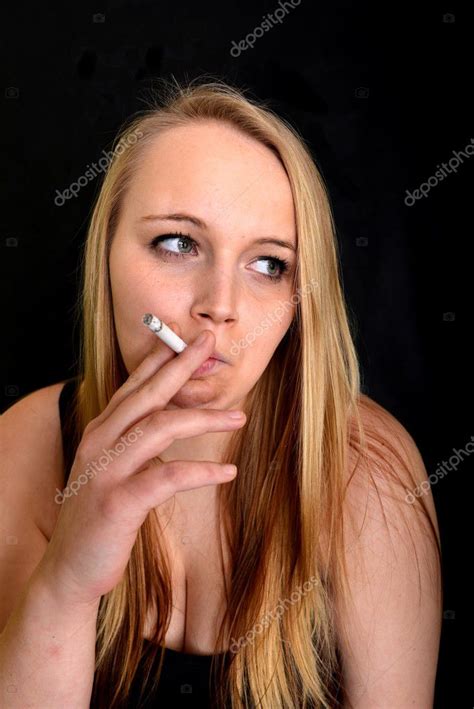 GIRL CIGARETTE Foto Muro 35974105