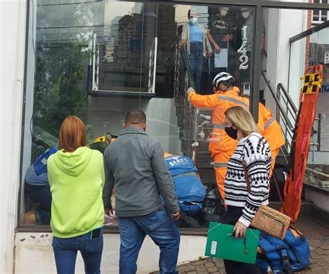 Idosa De Anos Cai De Elevador Em Cl Nica M Dica E Morre Em