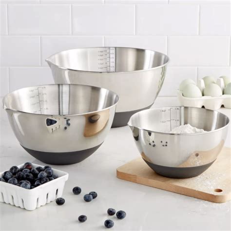 Set of 3 non-skid mixing bowls with measurements for $21 - Clark Deals