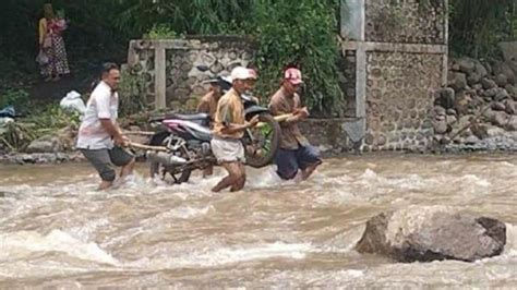 Diterjang Banjir 2 Jembatan Putus Dan Tangkis Sungai Di Jatibanteng