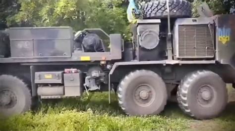 UA pov An Oshkosh M984A4 HEMTT recovery vehicle pulls a damaged Russian ...