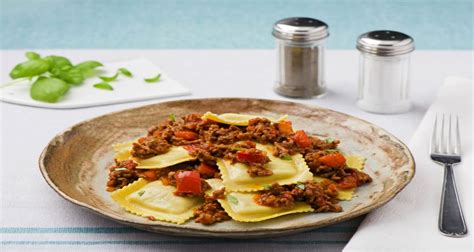 Verse Ravioli Gevuld Met Spinazie En Ricotta Met Gehakt Tomatensaus